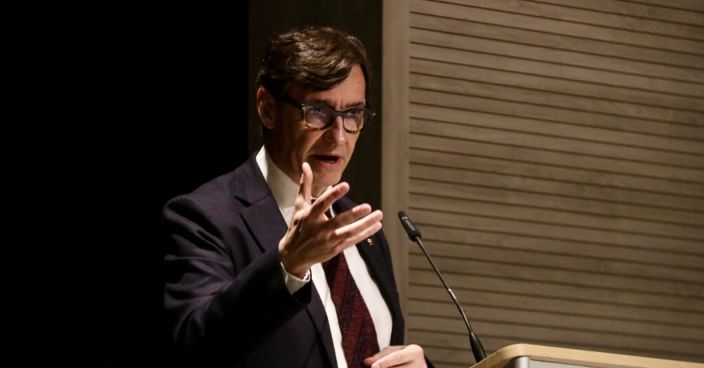 El president de la Generalitat, Salvador Illa, intervé en un acte al nou Casino de Calaf (Jordi Pujolar, ACN)