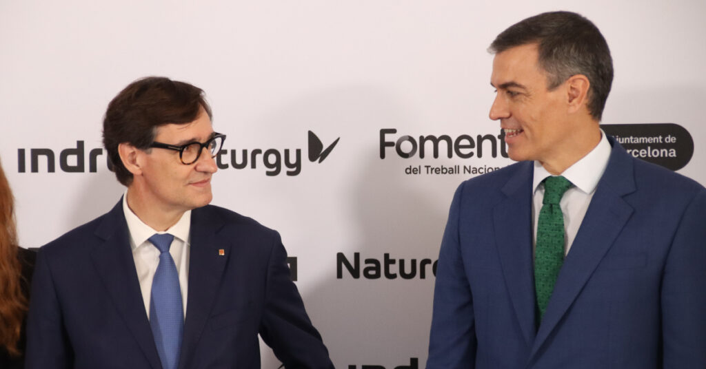 El president del Govern d'Espanya, Pedro Sánchez, i el president de la Generalitat, Salvador Illa, en un acte del Grup Prisa a Barcelona (Mariona Puig, ACN)