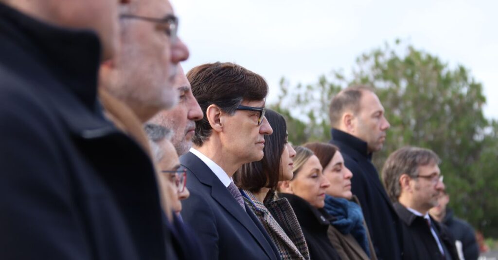 El presidente del Gobierno catalán, Salvador Illa, junto a parte de los consellers de su ejecutivo durante la ofrenda floral a Macià (Maria Pratdesaba, ACN)
