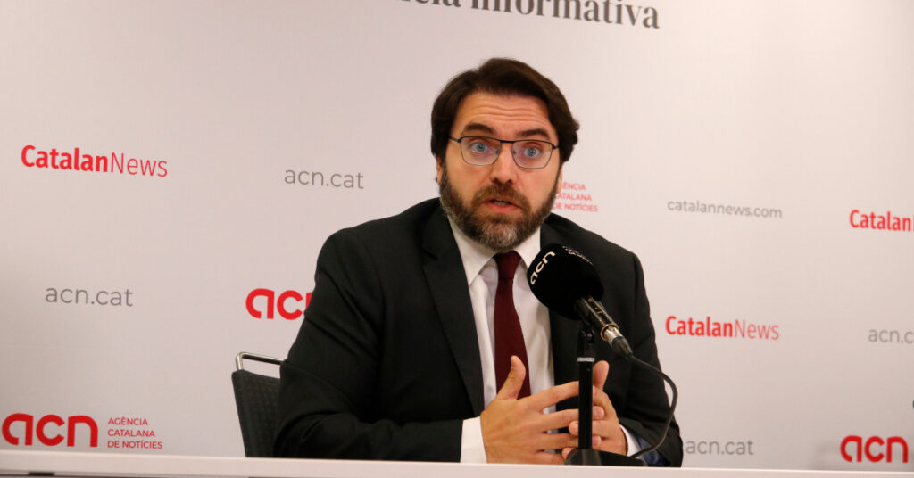 El president del grup parlamentari del PSC, Ferran Pedret, durant l'entrevista amb l'ACN (Pau Cortina, ACN)