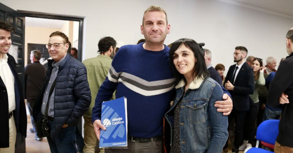 El exconcejal de Ribera d'Ondara, Albert Puig, con la alcaldesa de Ripoll, Sílvia Orriols (Anna Berga, ACN)