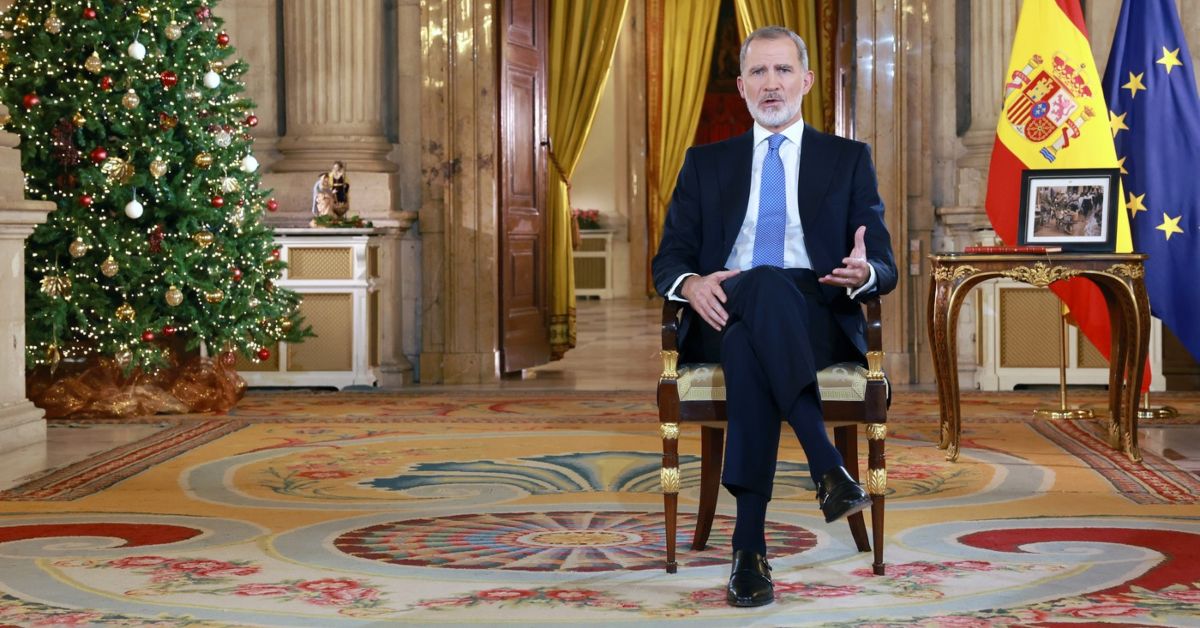 El rey de España, Felipe VI, sentado en una silla mientras pronuncia el discurso de Navidad (Casa Real)
