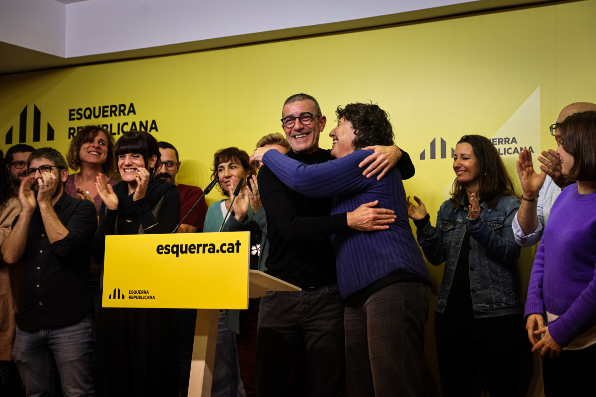 Godàs i Jordà s'abracen entre aplaudiments de la candidatura de NEN a la seu d'ERC