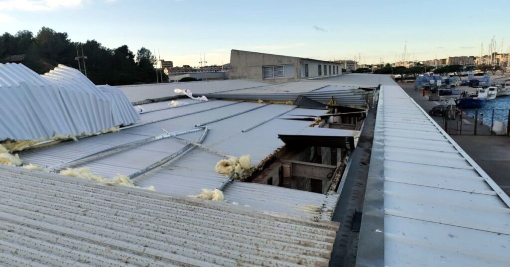La cubierta de la dársena pesquera del puerto de l'Escala, dañada por el temporal de tramontana (Departamento de Territorio, Vivienda y Transición Ecológica)
