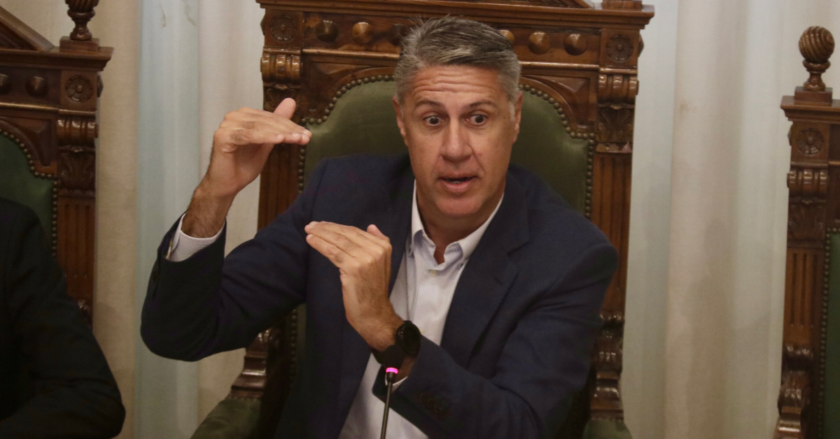 L'alcalde de Badalona, Xavier Garcia Albiol, durant el ple d'ordenances (Jordi Pujolar, ACN)