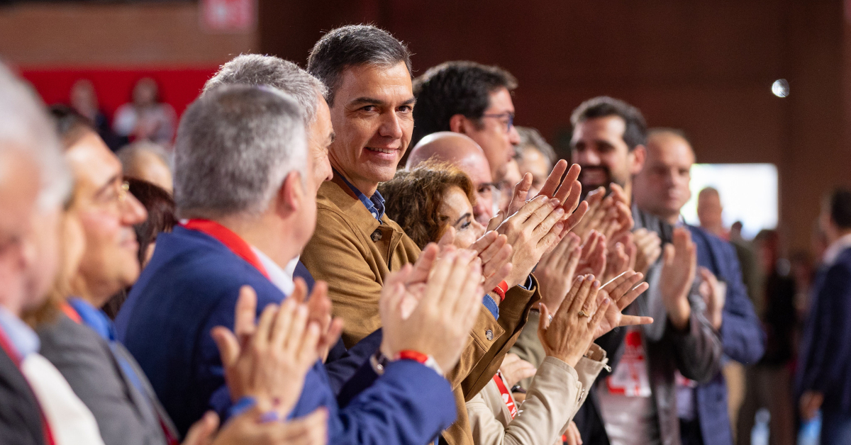Pedro Sánchez i diversos dirigents del PSOE, aquest dissabte a un acte del Congrés de Sevilla (PSOE)