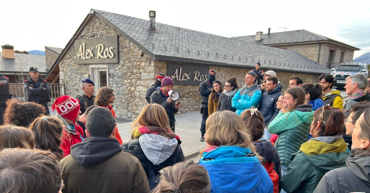 Concentració a Puigcerdà pel dret a l'habitatge convocada davant una immobiliària de la capital cerdana (Albert L. Cobo, ACN)