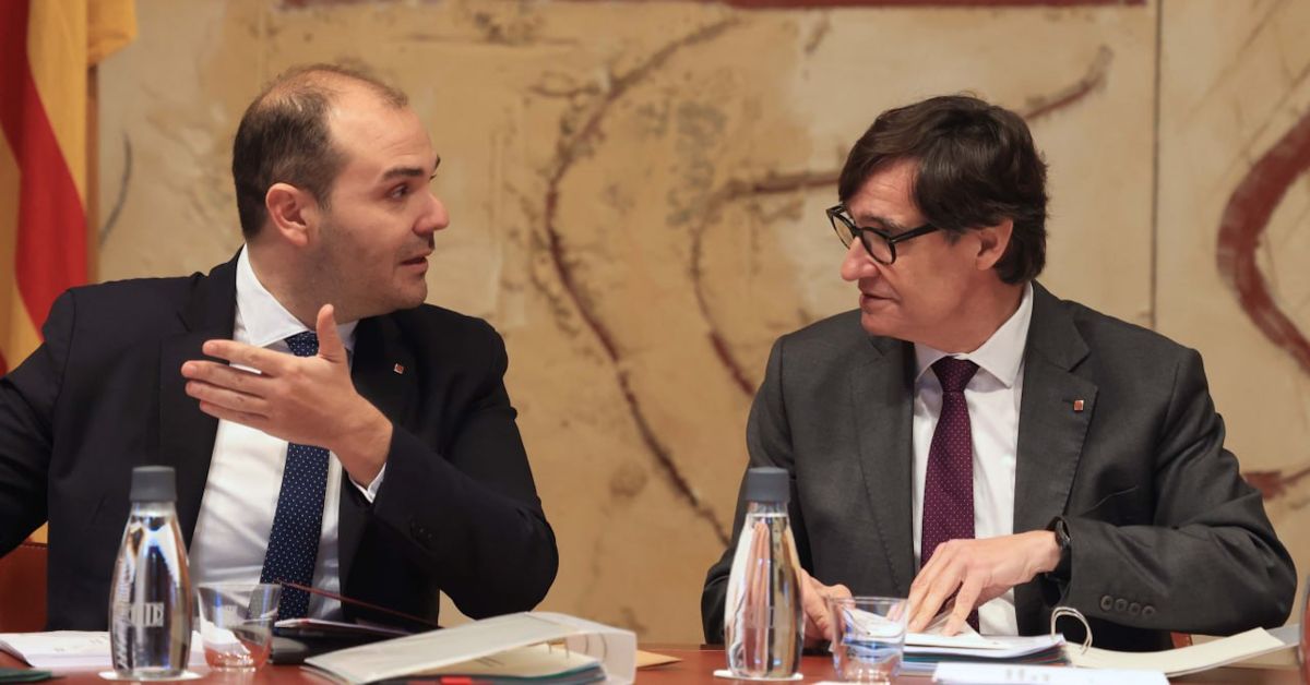 El president de la Generalitat, Salvador Illa, parlant amb el conseller de la Presidència, Albert Dalmau, durant la reunió del Consell Executiu (Rubén Moreno, Generalitat de Catalunya)