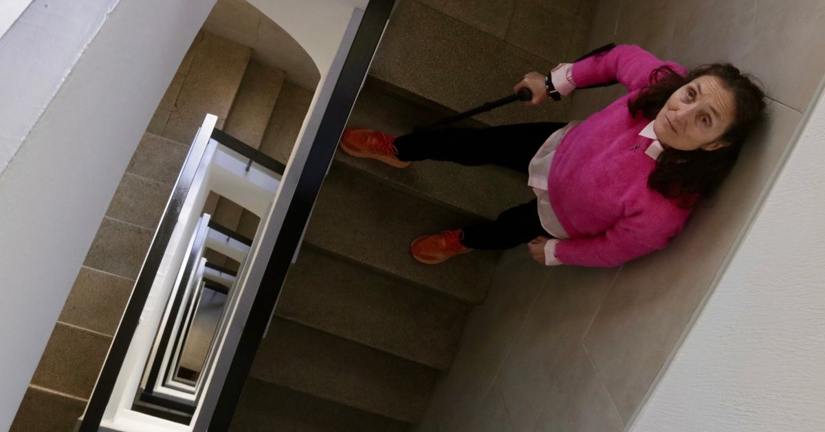 Montse Ferrer, a l'escala del bloc on viu, a Mataró (Jordi Pujolar, ACN)