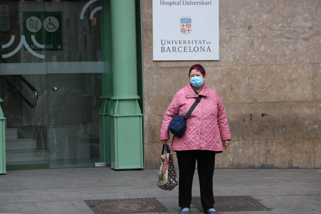 Una dona amb una mascareta a l'entrada de l'Hospital Clínic de Barcelona - Foto: ACN, Maria Aladern