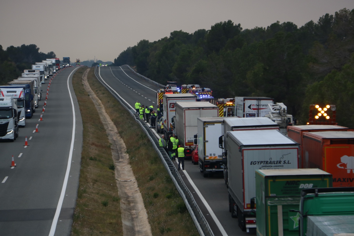 Accident mortal a l'AP-7 que ha provocat retencions a l'Hospitalet de l'Infant el divendres 7 de febrer (Ariadna Escoda, ACN)