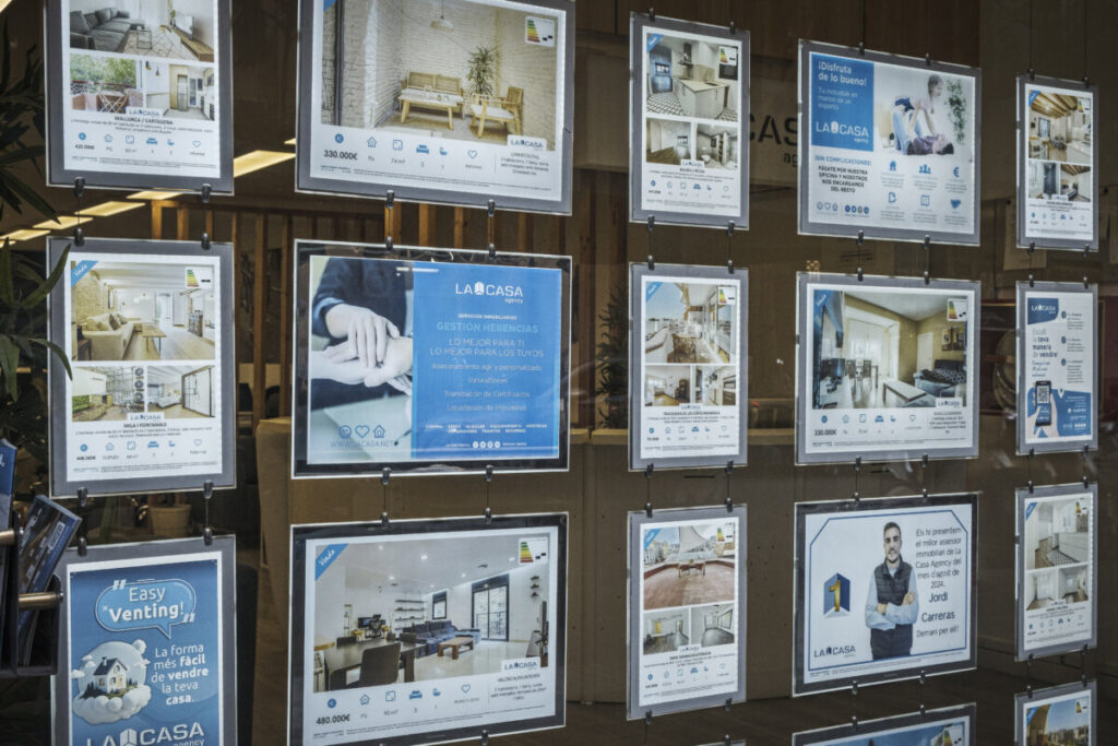 Anuncis d'una immobiliària - Foto: ACN, Jordi Borràs