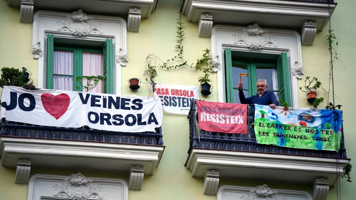 Balcons de la Casa Orsola amb pancartes contra el desnonament dels pisos del bloc (Joan Mateu Parra, ACN)