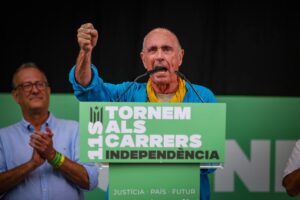 El president de l'ANC, Lluís Llach, intervenint a l'acte polític que clou la manifestació a Barcelona de les entitats independentistes per la Diada (Jordi Borràs, ACN)