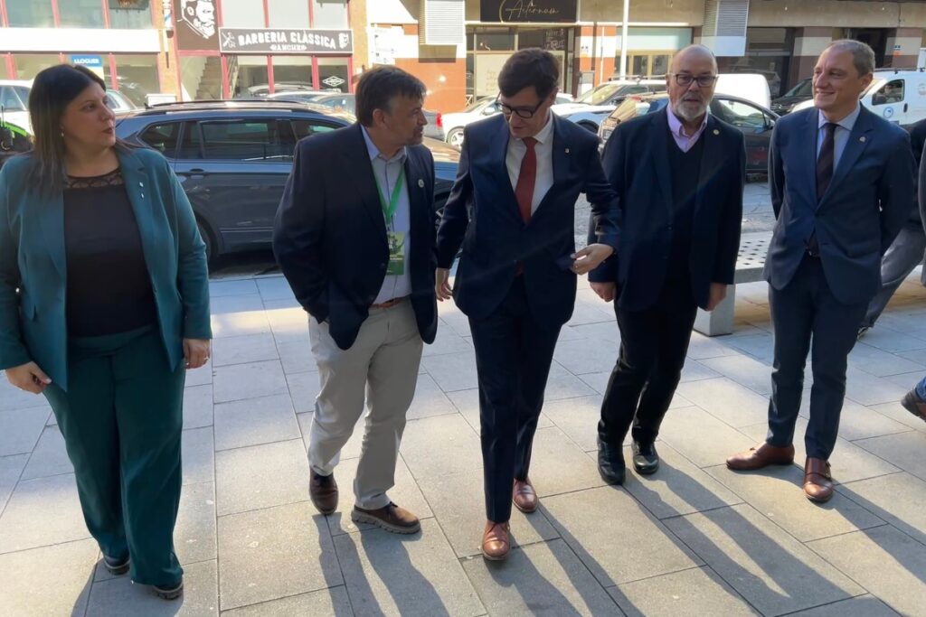 El president del Govern, Salvador Illa, entrant al Teatre l’Amistat de Mollerussa amb el coordinador nacional d’Unió de Pagesos, Joan Caball, per participar a la cloenda del Congrés d’aquesta organització agrària (Albert L. Cobo, ACN)