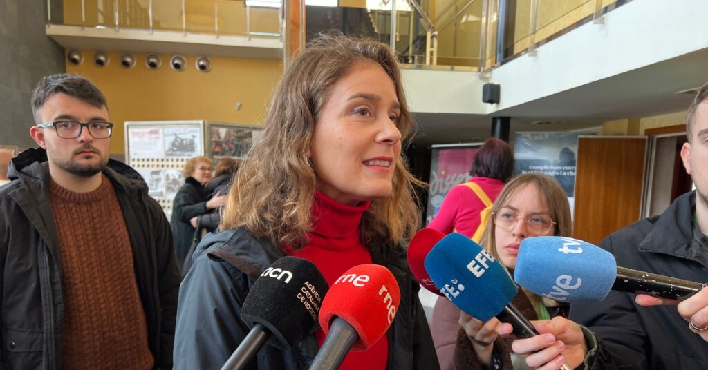 La presidenta dels Comuns al Parlament de Catalunya, Jéssica Albiach, atenent als mitjans de comunicació abans d’assistir al Congrés d’Unió de Pagesos a Mollerussa (Albert L. Cobo, ACN)
