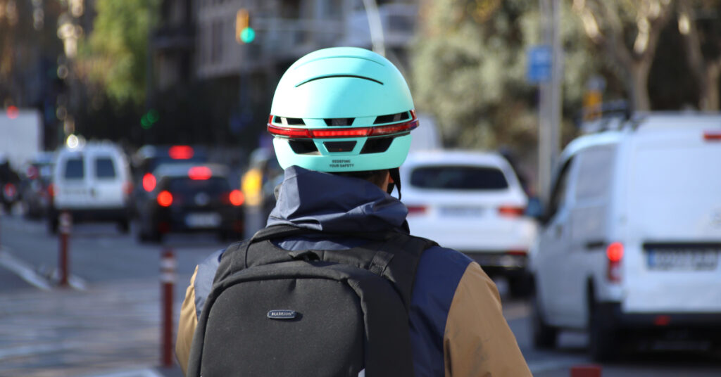 Un conductor de patinet amb casc circulant per Barcelona (Mariona Puig, ACN)