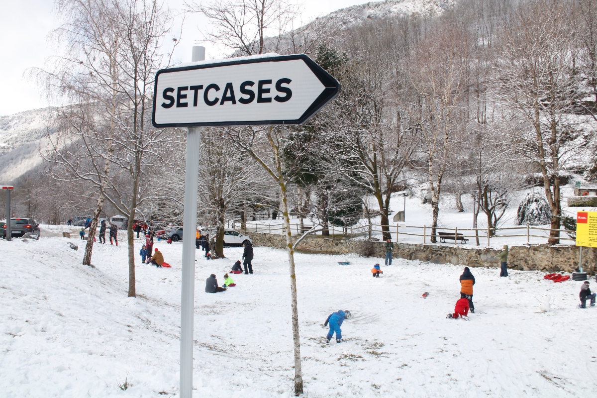 Visitants jugant amb la neu a Setcases (Lourdes Casademont, ACN)