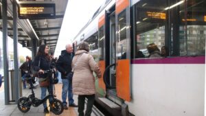 Pasajeros subiendo a un tren en la estación de Bellvitge-Gornal en dirección a Barcelona (Albert Hernández, ACN)