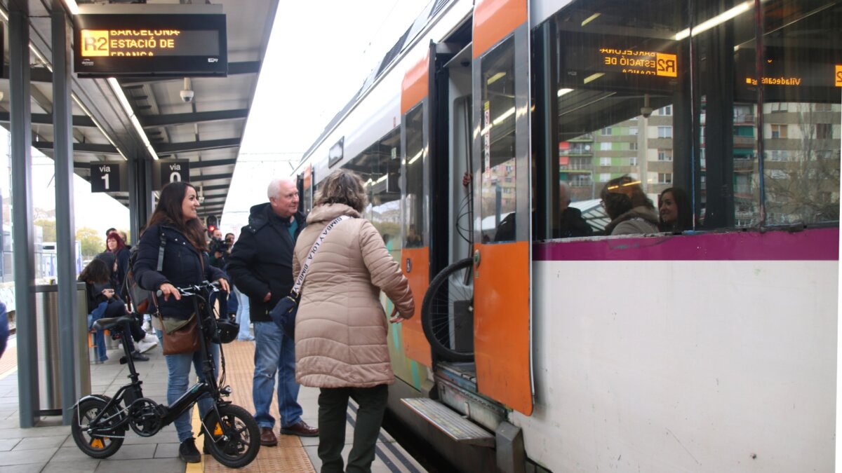 Pasajeros subiendo a un tren en la estación de Bellvitge-Gornal en dirección a Barcelona (Albert Hernández, ACN)