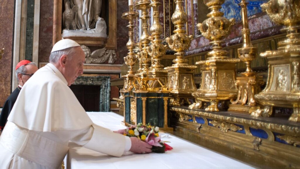El Papa Francesc resant en una església dedicada a Santa Maria la Major davant d'una icona de Maria anomenada Salus Populi Romani (Observatori Romà)