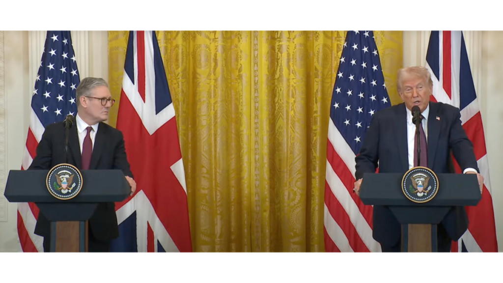 El primer ministro del Reino Unido, Keir Starmer, observa al presidente de los EEUU, Donald Trump, en la rueda de prensa posterior a la reunión que ambos líderes han mantenido en la Casa Blanca (The White House)