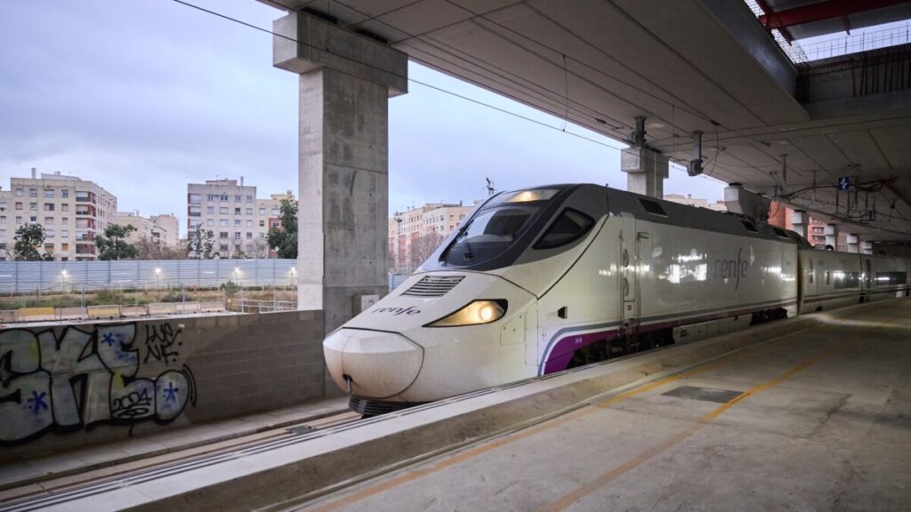 Els trens d'alta velocitat ja circulen per l'interior de la futura estació de la Sagrera (Adif)