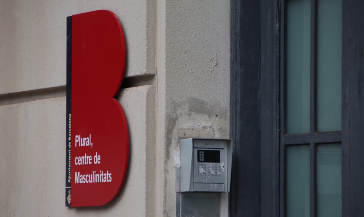 Entrada del Centro Plural de Masculinidades (Blanca Blay, ACN)