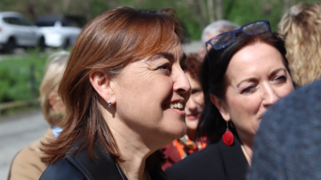 La consellera de Territori, Sílvia Paneque, en una visita a Manlleu (Nico Tomás, ACN)