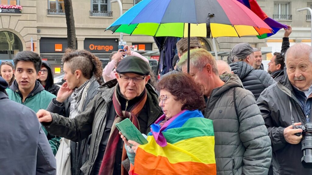 Manifestants a Barcelona contra la prohibició de l'orgull a Hongria (Gerard Escaich, ACN)