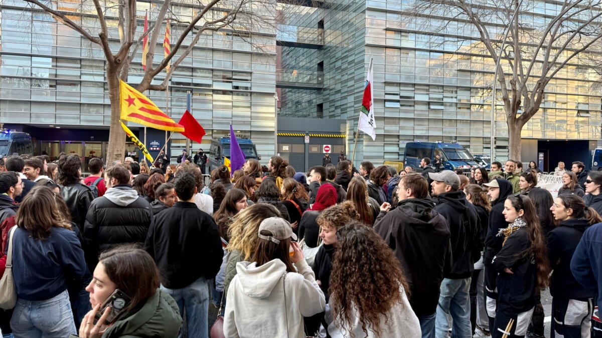 Protesta de l'esquerra independentista davant de la comissaria de les Corts per la detenció de tres persones (Albert Segura, ACN)