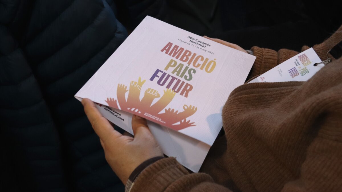 Un militant sosté el programa del Congrés Nacional d'ERC (Maria Pratdesaba, ACN)
