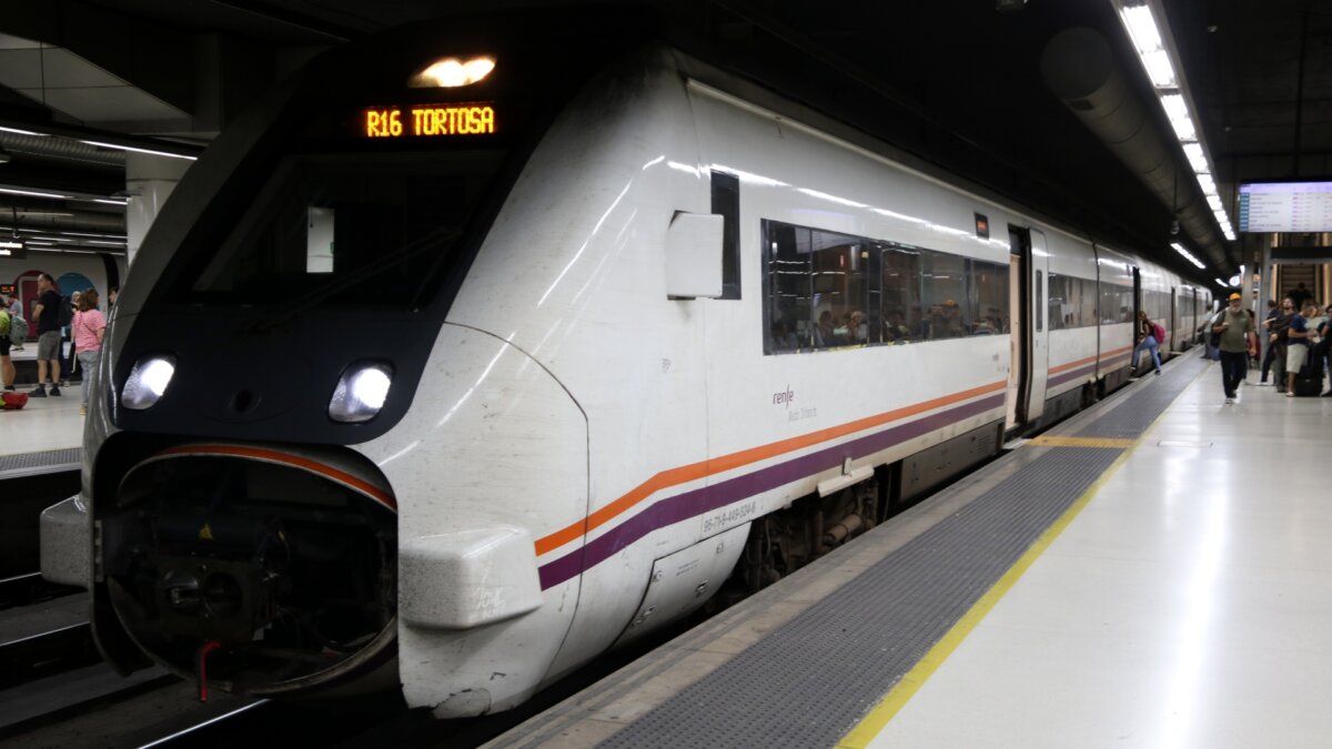 Un tren de l'R16 cap a Tortosa a punt de sortir de l'estació de Sants, en el primer dia de tall a Roda de Berà (Neus Bertola i Jordi Bataller, ACN)