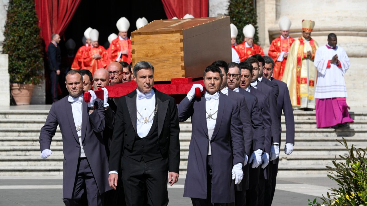 Llegada del féretro del papa Francisco a la plaza de San Pedro del Vaticano (Vatican Media)