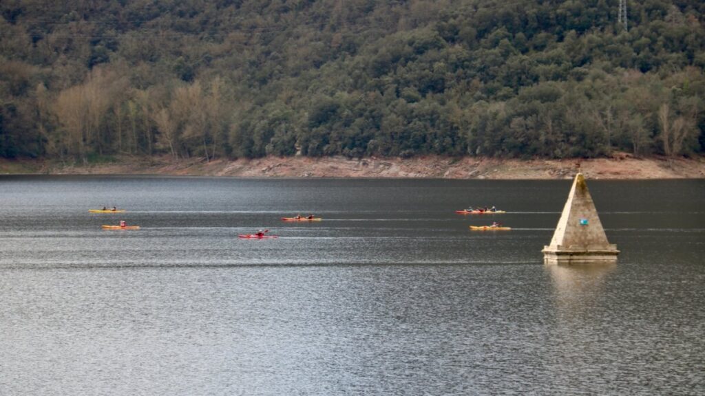 Kayaks alrededor del campanario del pantano de Sau (Albert Segura, ACN)