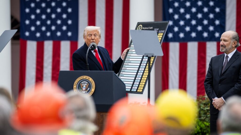 El presidente de EE UU, Donald Trump, muestra un cartel con los aranceles que aplicará a varios países (La Casa Blanca)