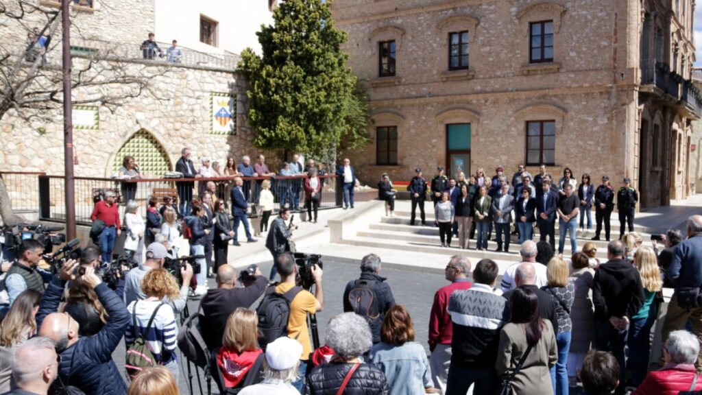 Los representantes del Ayuntamiento de Calafell y vecinos de la localidad durante el minuto de silencio para condenar la muerte de una vecina a manos de su pareja (Ariadna Escoda, ACN)