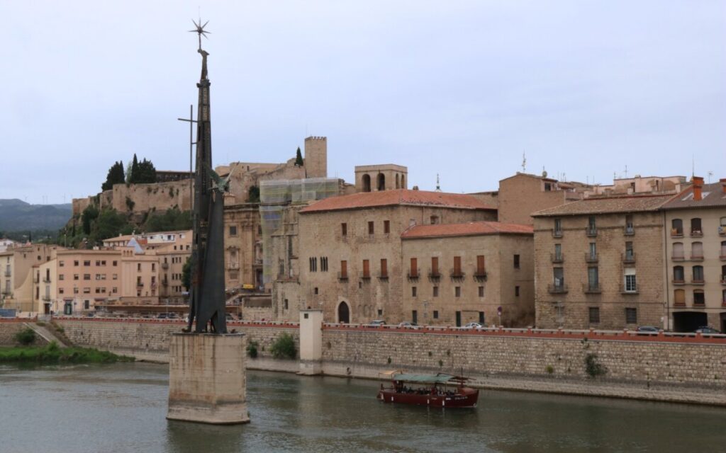 Imatge del monument franquista de l'Ebre a Tortosa del 23 de maig del 2021 (Mar Rovira, ACN)