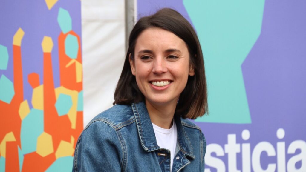 La cabeza de lista de Podemos en las elecciones europeas, Irene Montero, en un mitin en la plaza Josep Maria Huertas de Barcelona (Aina Martí, ACN)