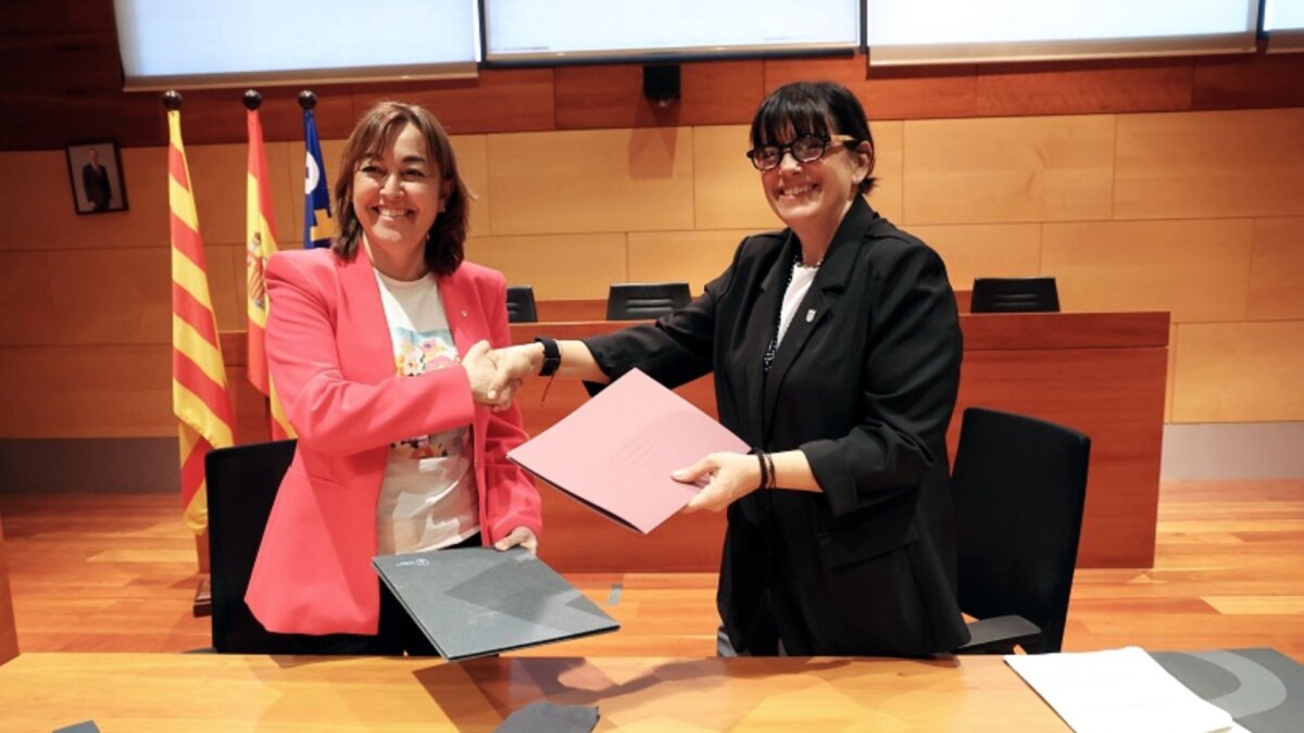 La consellera de Territorio, Sílvia Paneque, y la alcaldesa de Gavà, Gemma Badia, tras firmar el protocolo para impulsar más de 400 viviendas de alquiler asequible (Ayuntamiento de Gavà)