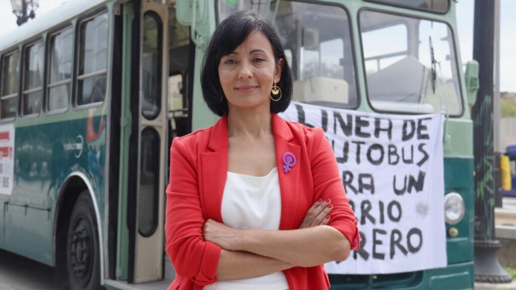 La nueva secretaria general de CCOO, Belén López, frente al autobús de la línea 47 situado en la entrada del 13º congreso del sindicato (Aina Martí, ACN)