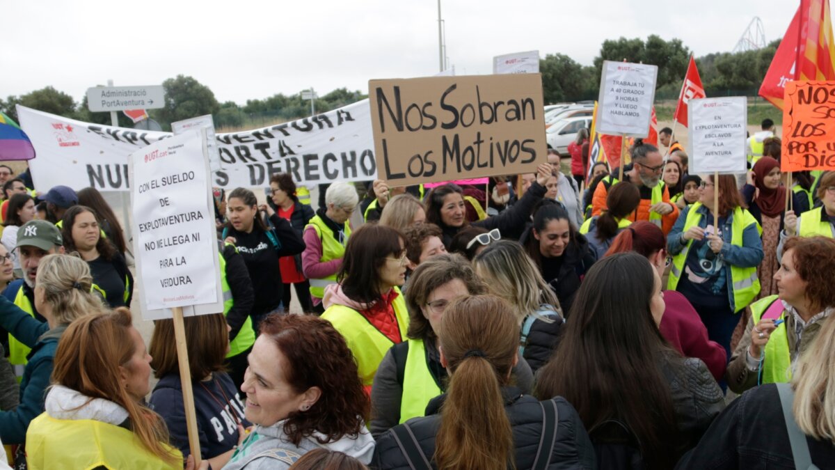 La protesta dels treballadors a les portes d'accés a PortAventura (Ariadna Escoda, ACN)