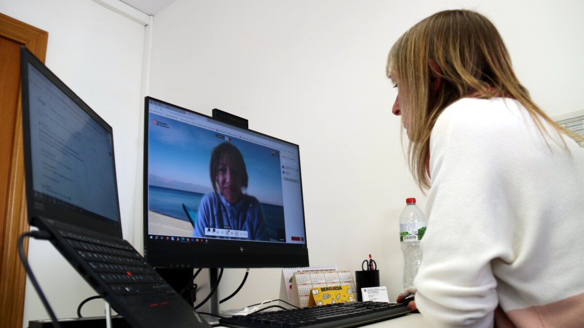 Las oficinas comarcales ofrecen el servicio de videoconferencias para acompañar a los usuarios durante la tramitación de documentos (Nia Escolà, ACN)