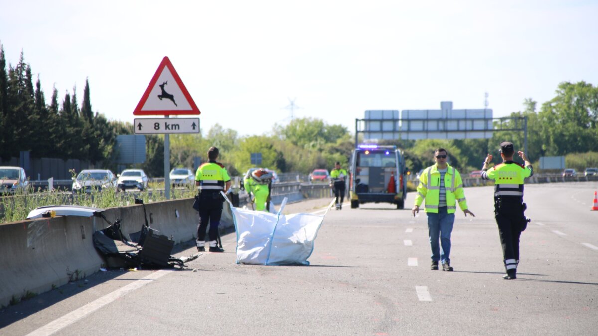 Los restos del accidente que se ha producido este domingo en la AP-7 (Ariadna Reche, ACN)