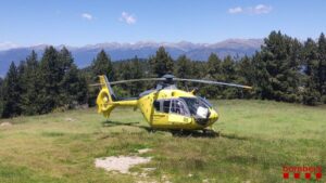 El helicóptero de los Bomberos de la Generalitat que ha participado en el rescate de un excursionista que ha resbalado al bajar del Moixeró (Bomberos de la Generalitat, ACN)