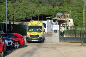 Una ambulància sortint de la planta de reciclatge de bateries de Bonmatí (ACN)