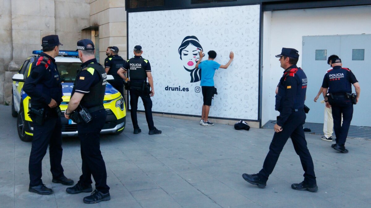 Agents dels Mossos d'Esquadra i de la Guàrdia Urbana de Lleida identificant diverses persones a l'Eix Comercial de Lleida en el marc del pla Kanpai contra la multireincidència (Roger Segura, ACN)