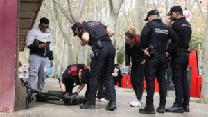 Efectius dels Mossos i la Policia Nacional en un control de patinets a Sant Martí (Norma Vidal, ACN)