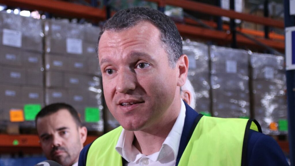 El conseller de Agricultura, Ganadería, Pesca y Alimentación, Òscar Ordeig, atendiendo a los medios de comunicación (Albert Hernàndez)