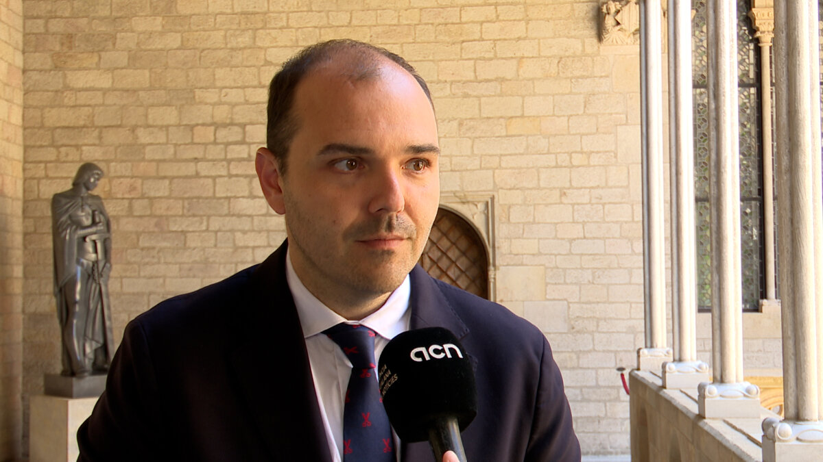 El conseller de la Presidència, Albert Dalmau, atén l'Agència Catalana de Notícies (ACN) al Palau de la Generalitat (Bernat Vilaró, ACN)